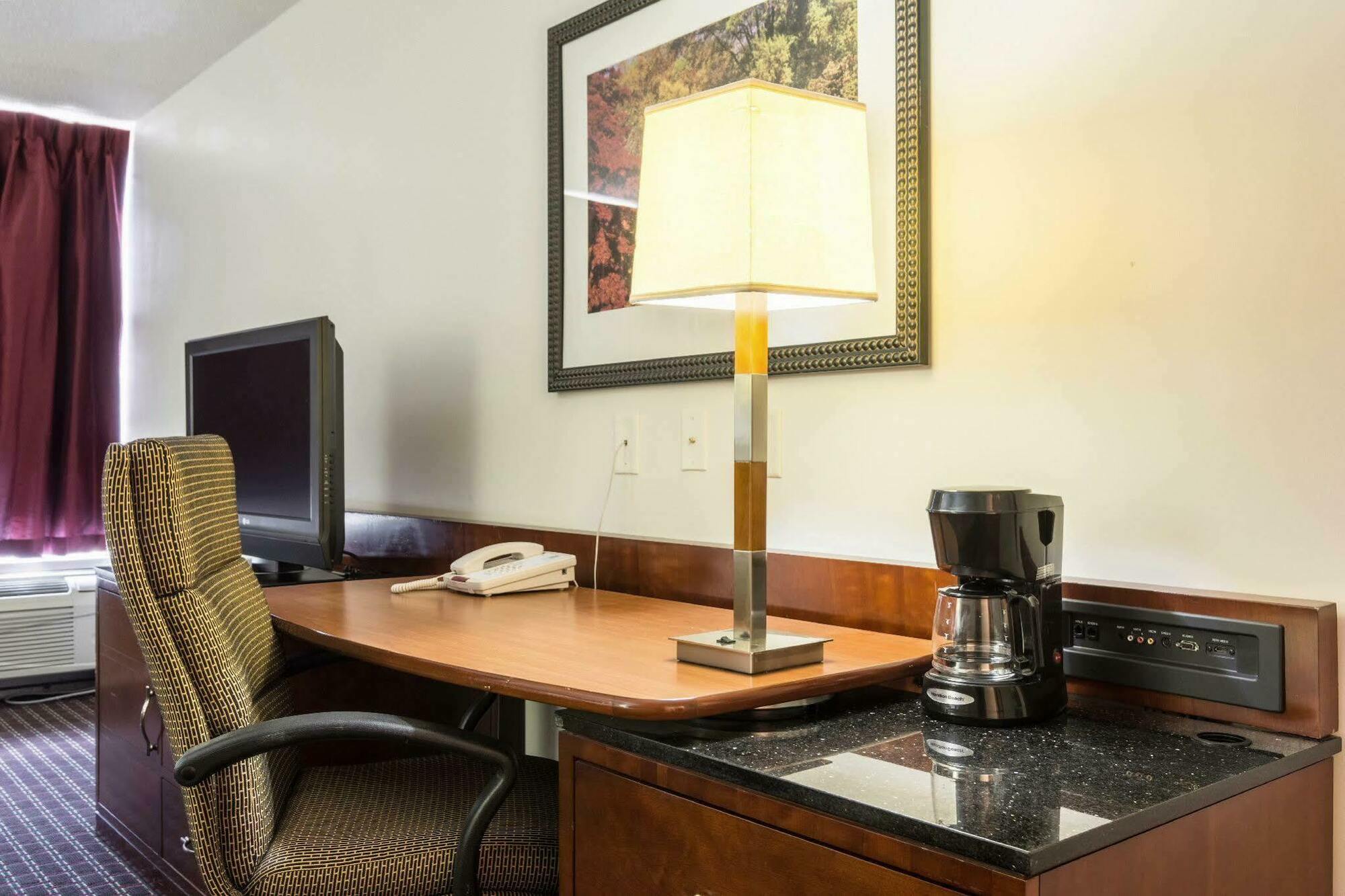 Days Inn By Wyndham Hartsfield Jackson Atlanta Airport West Колледж Парк Экстерьер фото